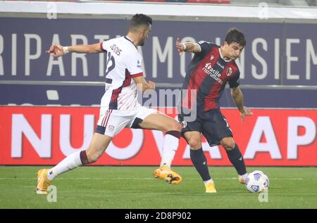 Bologna, Italien. Oktober 2020. Bologna Riccardo Orsolini (R) und Cagliari Charalampos Lykogiannis während der italienischen Serie A Fußballspiel Bologna FC gegen Cagliari Calcio im Renato Dall'Ara Stadion in Bologna, Italien, 31. Oktober 2020. - Photo Michele Nucci/LM Kredit: Michele Nucci/LPS/ZUMA Wire/Alamy Live News Stockfoto