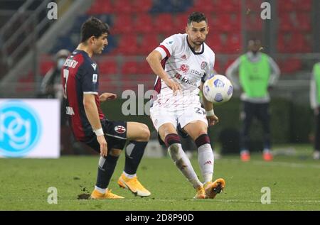 Bologna, Italien. Oktober 2020. Cagliari Charalampos Lykogiannis (R) und Bologna Riccardo Orsolini in Aktion während der italienischen Serie A Fußballspiel Bologna FC gegen Cagliari Calcio im Renato Dall'Ara Stadion in Bologna, Italien, 31. Oktober 2020. - Photo Michele Nucci/LM Kredit: Michele Nucci/LPS/ZUMA Wire/Alamy Live News Stockfoto