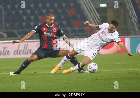 Bologna, Italien. Oktober 2020. Bologna Danilo Larangeira (L) und Cagliari Giovanni Simeone in Aktion während der italienischen Serie A Fußballspiel Bologna FC gegen Cagliari Calcio im Renato Dall'Ara Stadion in Bologna, Italien, 31. Oktober 2020. - Photo Michele Nucci/LM Kredit: Michele Nucci/LPS/ZUMA Wire/Alamy Live News Stockfoto