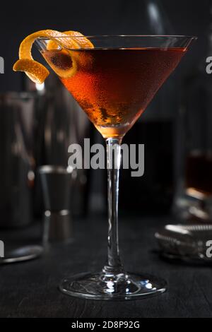 Manhattan Cocktail mit einem orangefarbenen Twist als Garnierung Stockfoto
