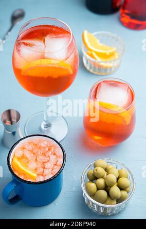 Verschiedene Gläser klassischen italienischen Spritz Cocktail mit Oliven auf Ein blauer Tisch Stockfoto