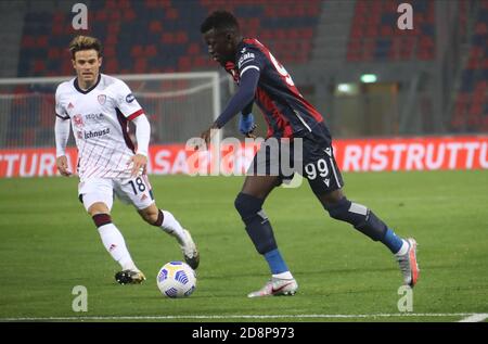 Bologna Musa Barrow (R) und Cagliari Nahitan Nandez während der italienischen Serie A Fußballspiel Bologna FC gegen Cagliari Calcio im Renato Dall'Ara Stadion in Bologna, Italien, 31. Oktober 2020. - Foto Michele Nucci Kredit: LM/Michele Nucci/Alamy Live News Stockfoto