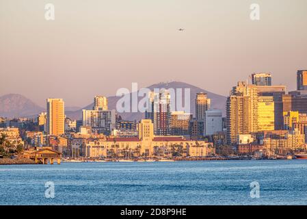 San Diego Hafen und San Diego Skyline. San Diego, CA, USA. Fotografiert an einem Oktoberabend vor Sonnenuntergang. Diese Aussicht ist von Harbor Island. Stockfoto