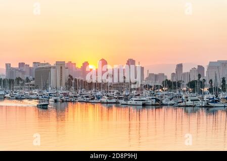 San Diego Hafen und San Diego Skyline. San Diego, CA, USA. Fotografiert bei Sonnenaufgang vom Spanish Landing Park. Stockfoto