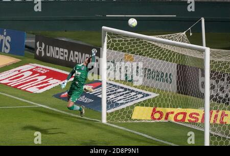 Curitiba, Brasilien. Oktober 2020. Spektakuläre Verteidigung durch Torwart Wilson während des Spiels Coritiba gegen Atlético GO im Estádio Couto Pereira in Curitiba, Pr. Kredit: Carlos Pereyra/FotoArena/Alamy Live Nachrichten Stockfoto