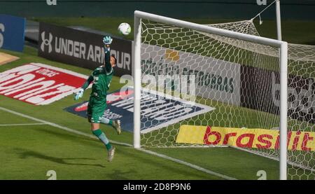 Curitiba, Brasilien. Oktober 2020. Spektakuläre Verteidigung durch Torwart Wilson während des Spiels Coritiba gegen Atlético GO im Estádio Couto Pereira in Curitiba, Pr. Kredit: Carlos Pereyra/FotoArena/Alamy Live Nachrichten Stockfoto