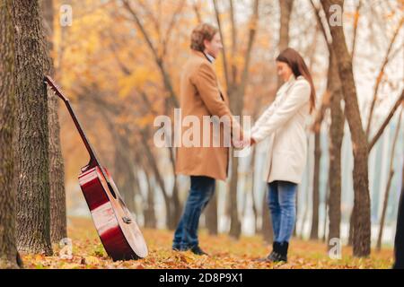 Junges Paar im Herbst Stockfoto