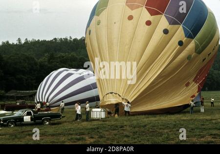 Heißluftballons, die mit Propan-Brennern außerhalb von Helen aufgepumpt werden; Georgia; in der Nähe von Robertstown für das zweite jährliche Rennen von Helen zum Atlantischen Ozean Ballon. Der Wettbewerb begann außerhalb der Stadt in einem Gebiet, das von einem Unternehmen als zweites alpines Dorf entwickelt wurde. Helen war eine typische kleine Berggemeinde bis 1969, als Stadtbeamte; Geschäftsleute und Bewohner die Renovierung des Geschäftsviertels mit einem bayerischen Alpenmotiv befürworteten Stockfoto