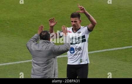 Curitiba, Brasilien. Oktober 2020. Galdezani feiert das Tor mit Trainer Pachehinho während Coritiba x Atlético GO Spiel im Couto Pereira Stadion in Curitiba, PR statt. Kredit: Carlos Pereyra/FotoArena/Alamy Live Nachrichten Stockfoto