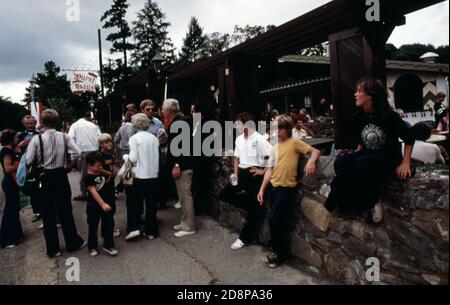 Besucher des fünften jährlichen Oktoberfestes in Helen versammeln sich vor dem Wurst Haus an der Hauptstraße, direkt gegenüber von Helens Geschäften. Das Dorf von 270 erlangte nach den Bewohnern Anerkennung; Geschäftsleute und Beamte befürworteten die Renovierung des Geschäftsviertels mit einem bayerischen alpinen Thema. Das Projekt führte zu mehr Geschäft und zusätzlichen Tourismus. Das Oktoberfest wurde 1971 begonnen, nachdem die Ladenfronten in der Stadt saniert wurden. Stockfoto