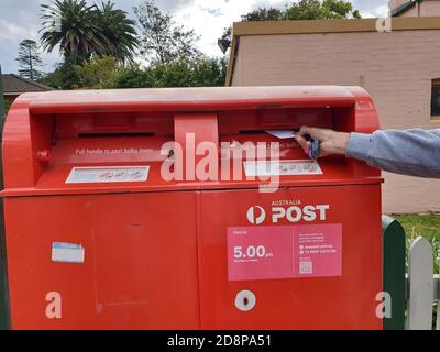 SOUTHERN HIGHLANDS, AUSTRALIEN - 13. Sep 2020: Rote Box in Straßen in ganz Australien, aus Städten, Landstädten oder ländlichen Gebieten zu sammeln regul Stockfoto