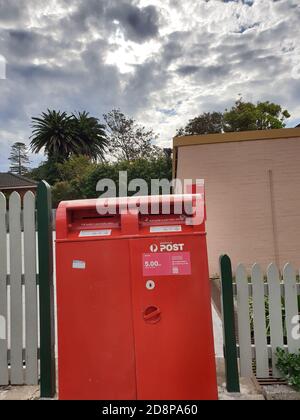 SOUTHERN HIGHLANDS, AUSTRALIEN - 13. Sep 2020: Rote Box in Straßen in ganz Australien, aus Städten, Landstädten oder ländlichen Gebieten zu sammeln regul Stockfoto