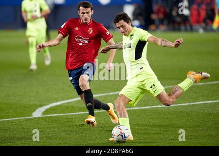 Budimir (vorne; CA Osasuna) und Jose María Giménez de Vargas (Verteidiger; Atletico Madrid) im Einsatz während der spanischen La Liga Santander, Spiel zwischen CA Osasuna und Atletico de Madrid im Sadar-Stadion. (Endnote: CA Osasuna 1-3 Atletico de Madrid) Stockfoto