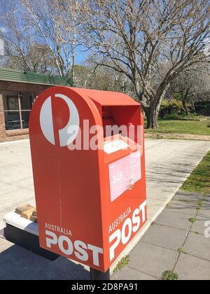 SOUTHERN HIGHLANDS, AUSTRALIEN - 13. Sep 2020: Rote Box in Straßen in ganz Australien, aus Städten, Landstädten oder ländlichen Gebieten zu sammeln regul Stockfoto