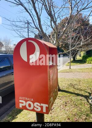 SOUTHERN HIGHLANDS, AUSTRALIEN - 13. Sep 2020: Rote Box in Straßen in ganz Australien, aus Städten, Landstädten oder ländlichen Gebieten zu sammeln regul Stockfoto