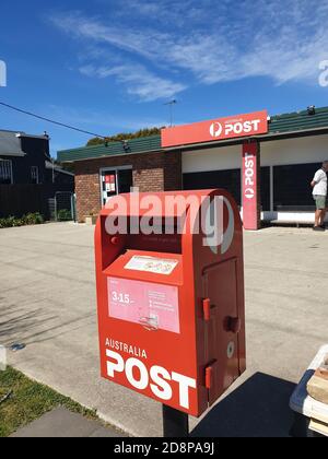 SOUTHERN HIGHLANDS, AUSTRALIEN - 13. Sep 2020: Rote Box in Straßen in ganz Australien, aus Städten, Landstädten oder ländlichen Gebieten zu sammeln regul Stockfoto