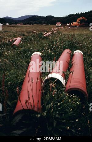 Abwasserleitungen bereit für die Installation als Teil der ersten Abwasseranlage für Helen. Das Projekt wurde zu einer Notwendigkeit, weil die kleine Berggemeinde mit rund 270 Einwohnern zu einer Touristenattraktion geworden ist. Im Jahr 1969 unterstützten Beamte, Geschäftsleute und Bewohner die Sanierung des Geschäftsviertels mit bayerischem Alpenmotiv. Sein Erfolg hat neue Unternehmen und Touristen angezogen. Die Immobilienbewertung hat sich zwischen 1970 und 1974 mehr als verdoppelt Stockfoto