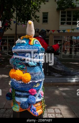 Yarn-Bombardierung auf einer Straße in Ipswich, Großbritannien Stockfoto