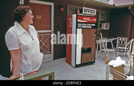 'mrs. CLO York; Haushälterin für das Alpine Motel an der River Street in Helen; Georgia; in der Nähe von Robertstown. Sie lebte 27 Jahre auf der anderen Straßenseite des heutigen Motelstandorts, bevor sie 1974 ins Land zog. Die kleine Berggemeinde mit rund 270 Einwohnern ist für sie zu voll geworden. ''ich Besuche immer noch gerne; und ich arbeite gerne hier; aber ich will nicht mehr hier leben. Ich möchte einen Platz haben, um mein Auto zu parken.'' Vor allem am Wochenende; Touristen neigen dazu, die meisten der Parkplätze zu nehmen " Stockfoto