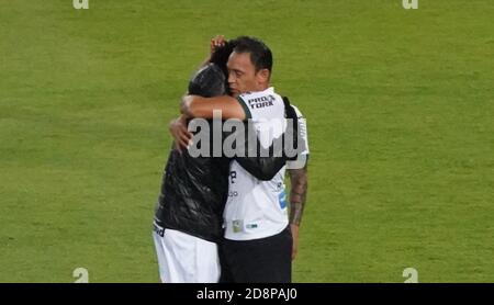 Curitiba, Brasilien. Oktober 2020. Ricardo Oliveira brüderend mit einem Gegner während Coritiba x Atlético GO Spiel im Estádio Couto Pereira in Curitiba, PR statt. Kredit: Carlos Pereyra/FotoArena/Alamy Live Nachrichten Stockfoto