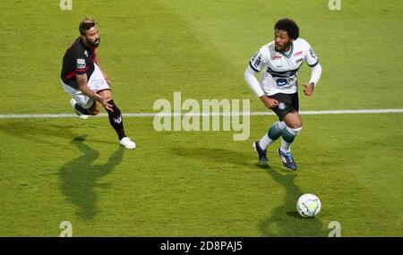 Curitiba, Brasilien. Oktober 2020. Sabino vermeidet Offensivmaßnahmen von Matheus Vargas während des Spiels Coritiba gegen Atlético GO im Couto Pereira Stadium in Curitiba, PR. Kredit: Carlos Pereyra/FotoArena/Alamy Live Nachrichten Stockfoto