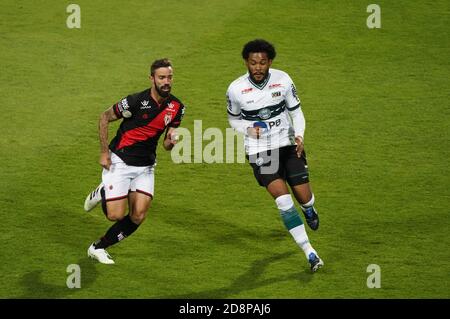 Curitiba, Brasilien. Oktober 2020. Sabino bereitet den Split mit Matheus Vargas während des Spiels Coritiba x Atlético GO im Couto Pereira Stadium in Curitiba, PR, vor. Kredit: Carlos Pereyra/FotoArena/Alamy Live Nachrichten Stockfoto