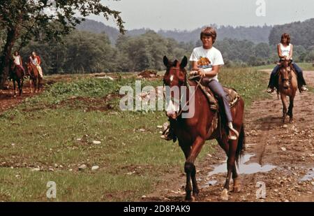 Reiten entlang der Flusswege im Sommer ist ein beliebter Zeitvertreib für Touristen und Bewohner von Helen. Die kleine Berggemeinde mit rund 270 Einwohnern war bis 1969 typisch für Dörfer in der Umgebung. Damals befürworteten die örtlichen Beamten, Geschäftsleute und Bewohner die Sanierung des Geschäftsviertels mit bayerischem alpinem Thema. Das Projekt war ein Erfolg und führte zu neuen Geschäften und einem Anstieg des Tourismus Stockfoto