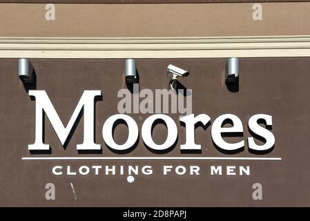 Ottawa, Kanada - 31. Oktober 2020: Moores Clothing for Men Store auf der Carling Ave ist ein kanadisches Unternehmen, das am besten für Anzüge bekannt ist. Im August 2020, Moore's Stockfoto