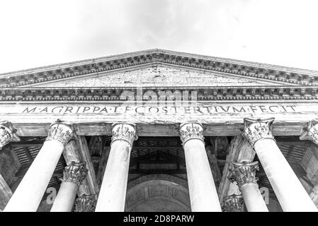 Römisches Pantheon: Detaillierte Vorderansicht des Eingangs von unten mit Säulen und Tympanon. Rom, Italien. Schwarzweiß-Bild. Stockfoto