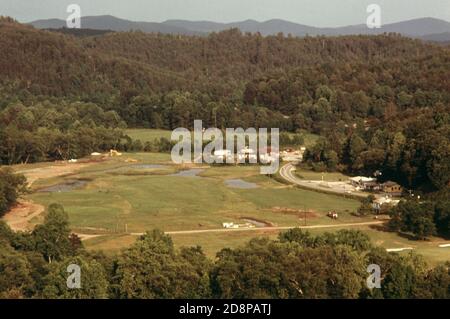 Helen Valley von der Vorderseite des Hauses des Bürgermeisters Bob Fowler von Helen gesehen; Georgia; nahe Robertstown. Gestapelte Betonblöcke in der unteren Mitte des Fotos markieren das Gebiet für ein neues Touristendorf außerhalb von Helen, das die Größe der kleinen Berggemeinde Touristeneinrichtungen verdoppeln wird. Erdbewegungsgeräte am oberen Ende des Tales werden zur Installation von Helens erster Abwasserbehandlungslinie verwendet. Helens Geschäftsviertel wurde 1969 im bayerischen Alpenstil renoviert Stockfoto