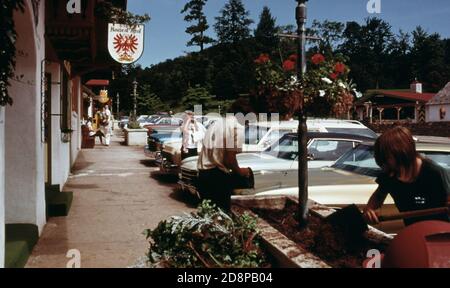 Dorf beschäftigte Gärtner bei der Arbeit auf der Hauptstraße von Helen; Georgia; in der Nähe von Robertstown. Tourismus und kommerzielles Wachstum sind in das kleine Bergdorf gekommen, da seine Beamten Geschäftsleute und Bewohner ein bayerisches alpines Thema für den Geschäftsbezirk okayed. Ohne den Einsatz von Landes- oder Bundesmitteln haben Geschäftsleute bestehende Gebäude mit neuen Außenflächen in alpinen Motiven umgestaltet. Der Erfolg des Plans hat zu neuer Entwicklung und Tourismus geführt Stockfoto