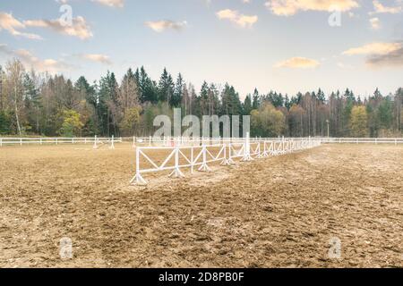 Hippodrome für Englisch Reiten Springreiten Pferd Training Sandbarriere Stockfoto