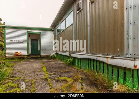 Gebäude und 'Beeman Cove Hostel', Beeman Cove wissenschaftliche Station, Campbell Island, Neuseeland. Stockfoto