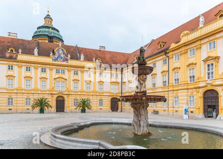 Brunnen auf Prälatenhof, Kloster Melk, Melk, Österreich. Stockfoto