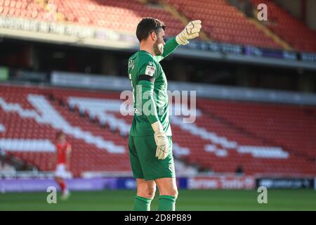 BARNSLEY, ENGLAND. 31. OKTOBER Watfords Ben Foster (1) versucht zu spielen, während die Sonne in seinem Gesicht während der Sky Bet Championship Spiel zwischen Barnsley und Watford in Oakwell, Barnsley am Samstag 31. Oktober 2020. (Kredit: Emily Moorby - MI News) Kredit: MI Nachrichten & Sport /Alamy Live Nachrichten Stockfoto