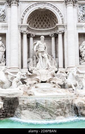 Trevibrunnen, italienisch: Fontana di Trevi. Detailansicht des zentralen Teils mit Statue des Ozeanus. Rom, Italien. Stockfoto