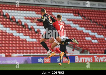 BARNSLEY, ENGLAND. 31. OKTOBER Spielaction mit Barnsley's Patrick Schmidt (19) und Watford's William Troost-Ekong (5) kollidieren mit einem Header während des Sky Bet Championship Matches zwischen Barnsley und Watford in Oakwell, Barnsley am Samstag, 31. Oktober 2020. (Kredit: Emily Moorby - MI News) Kredit: MI Nachrichten & Sport /Alamy Live Nachrichten Stockfoto