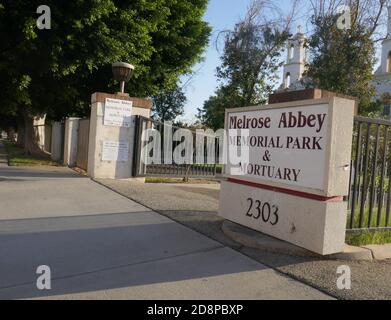 Anaheim, Kalifornien, USA 30. Oktober 2020 EINE allgemeine Ansicht der Atmosphäre von Melrose Abbey Memorial Park und Mortuary bei 2303 S. Manchester Avenue am 30. Oktober 2020 in Anaheim, Kalifornien, USA. Foto von Barry King/Alamy Stockfoto Stockfoto