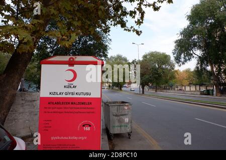 Spendenbox für Kleidung mit türkischem rotem Halbmond (Kizilay)