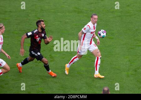 Köln, Deutschland. Oktober 2020. Bundesliga-Spieltag 6, 1. FC Köln - FC Bayern München, Eric Maxim Choupo-Moting (FCB), Marius Wolf (Köln) Credit: Jürgen Schwarz/Alamy Live News Stockfoto