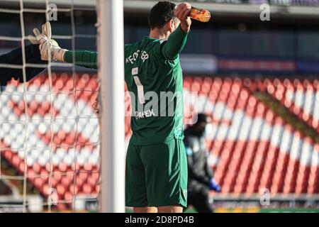 BARNSLEY, ENGLAND. 31. OKTOBER Watfords Ben Foster (1) Sekunden vor dem Start während des Sky Bet Championship-Spiels zwischen Barnsley und Watford in Oakwell, Barnsley am Samstag, 31. Oktober 2020. (Kredit: Emily Moorby - MI News) Kredit: MI Nachrichten & Sport /Alamy Live Nachrichten Stockfoto