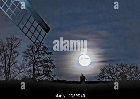 Brill, Buckinghamshire, Großbritannien. 31. Oktober 2020. Blauer Mond. Der blaue Mond steigt in der Nähe von Brill Windmill in der Halloween-Nacht auf. Der blaue Mond ist der zweite Vollmond in einem Monat. In der letzten Minute kamen Wolken herein, die einen klaren Aufstieg verhinderten. Kredit: Sidney Bruere/Alamy Live Nachrichten Stockfoto