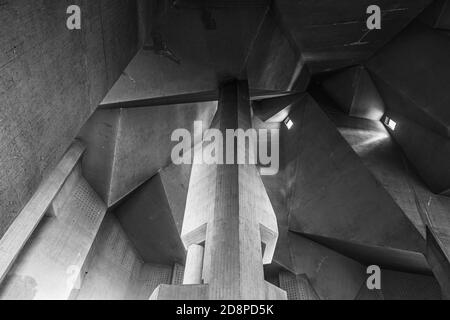 Schwarz-Weiß-Ton und Stimmung, Detail der rauen rohen Betondecke mit abstrakten geometrischen Mustern mit Licht und Schatten der brutalistischen Architektur. Stockfoto