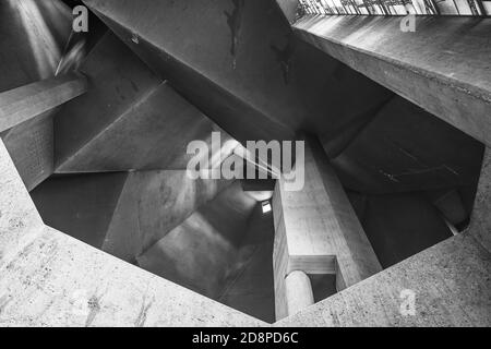 Schwarz-Weiß-Ton und Stimmung, Detail der rauen rohen Betondecke mit abstrakten geometrischen Mustern mit Licht und Schatten der brutalistischen Architektur. Stockfoto