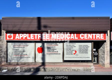 Ottawa, Kanada - 31. Oktober 2020: Appletree Medical Center an der Baseline Rd in Ottawa. Es ist ein Netzwerk von Walk-in-Kliniken in Ontario, die von Medica betreut werden Stockfoto
