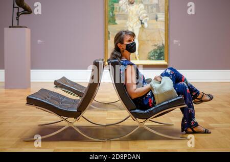 Junge Frau mit Gesichtsmaske in einem Museum Stockfoto