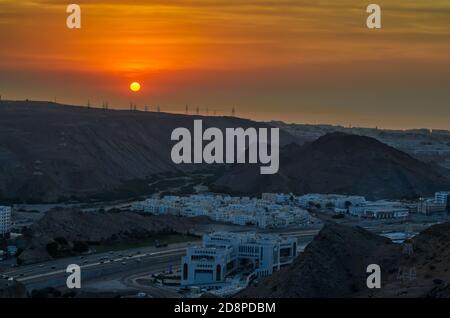Herrlicher Sonnenuntergang über Muscat City - Golden Hour aufgenommen Von einem Hügel Stockfoto