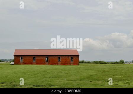 Blick auf alten Bauernhof Gebäude in einem Feld, Fort Delaware, Pea Patch Island, DE Stockfoto