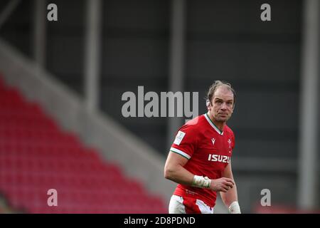 Llanelli, Großbritannien. Oktober 2020. Alun Wyn Jones aus Wales schaut auf. Guinness Six Nations 2020 Championship match, Wales gegen Schottland im Parc Y Scarlets in Llanelli, South Wales am Samstag, 31. Oktober 2020. Dieses Bild darf nur für redaktionelle Zwecke verwendet werden. Redaktionelle Verwendung nur, Bild von Andrew Orchard / Andrew Orchard Sport Fotografie / Alamy Live Nachrichten Kredit: Andrew Orchard Sport Fotografie / Alamy Live Nachrichten Stockfoto