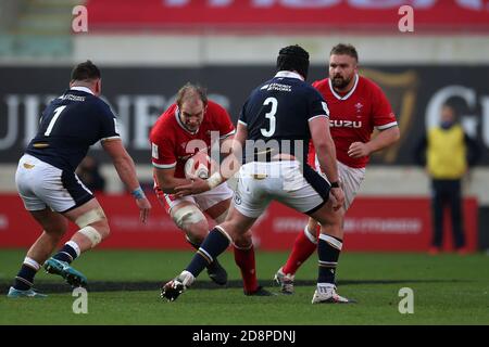 Llanelli, Großbritannien. Oktober 2020. Alun Wyn Jones of Wales (c) in Aktion.Guinness Six Nations 2020 Championship match, Wales gegen Schottland im Parc Y Scarlets in Llanelli, South Wales am Samstag, 31. Oktober 2020. Dieses Bild darf nur für redaktionelle Zwecke verwendet werden. Redaktionelle Verwendung nur, Bild von Andrew Orchard / Andrew Orchard Sport Fotografie / Alamy Live Nachrichten Kredit: Andrew Orchard Sport Fotografie / Alamy Live Nachrichten Stockfoto